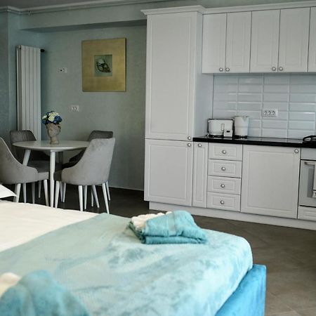 Myosotis Mamaia Studio By The Lake Apartamento Exterior foto
